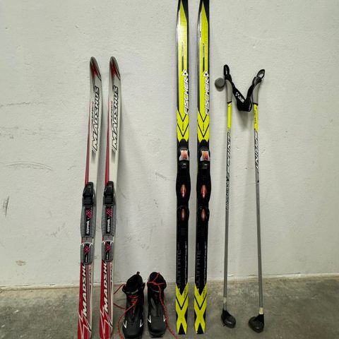 Fisher 137cm + staver 105cm og Madshus 110cm langrennski. Escape hjem 54-58cm.