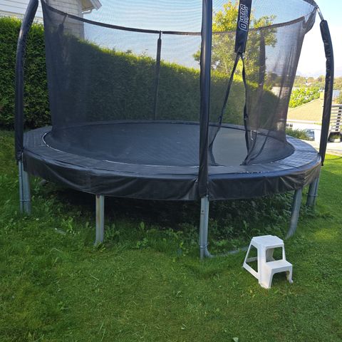 Stor trampoline gis bort ved henting