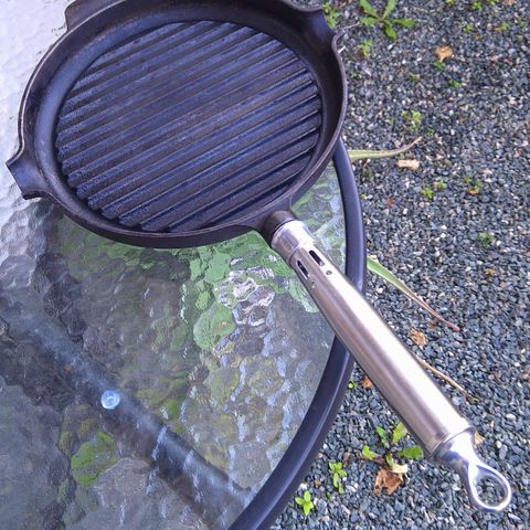 Grillpanne i støpejern 25 cm i diameter svenskprodusert.