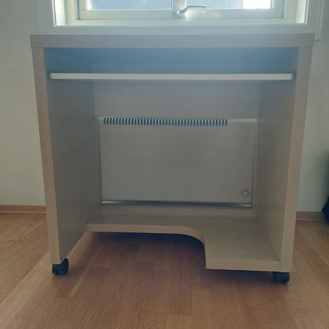 MIKAEL pult fra IKEA (77x50x76) med uttrekkbar plate