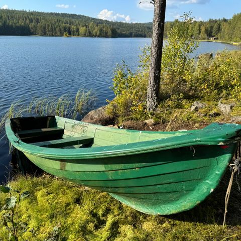 Robåt selges billig, trenger litt vedlikehold