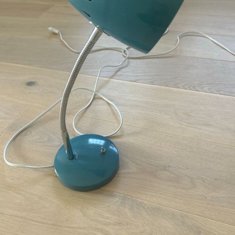 Bordlampe i metall (kjøpt på Sprell)