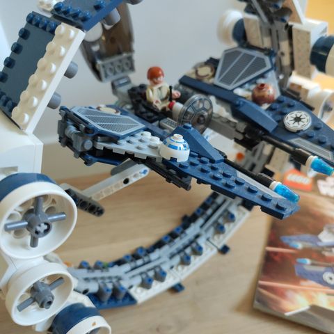 Selger pent behandlet LEGO-sett 7661 – Jedi Starfighter!