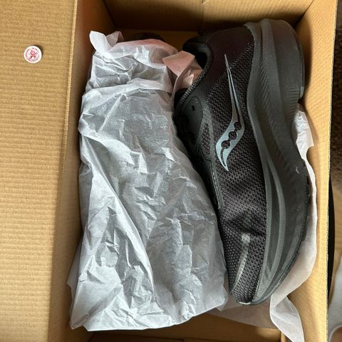 NY Saucony Axon 3 Sort