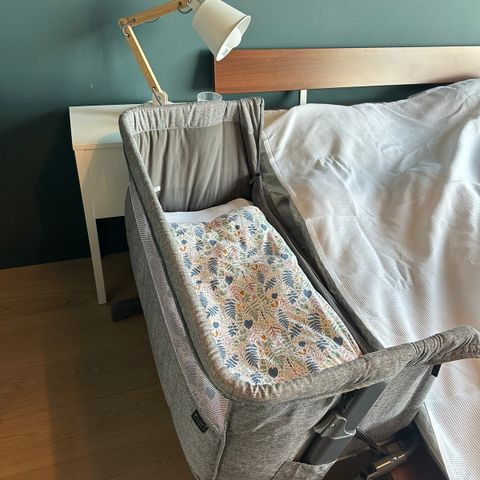 Tova bedside crib