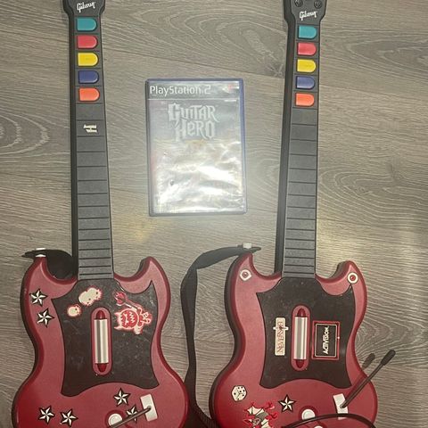 To Guitar hero gitarer og spill til PS2 . Samlet