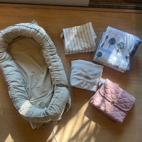 Babypakke med babynest, babyteppe og stellematte