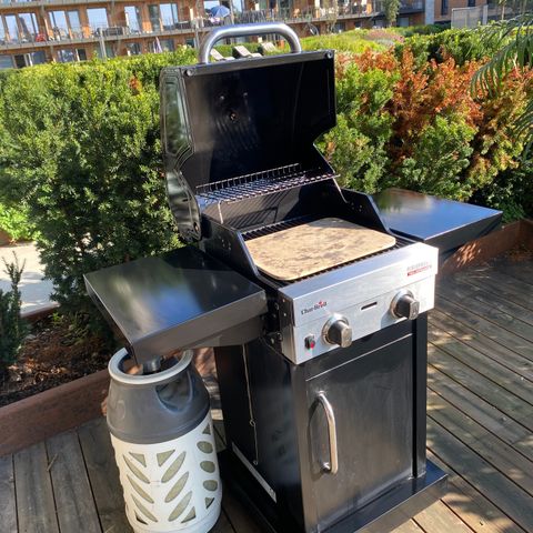 Char-Broil, 2 burner grill.