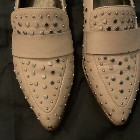 Loafers beige skinn.