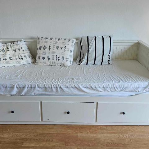 Hemnes dagseng med oppbevaring og 2 madrasser