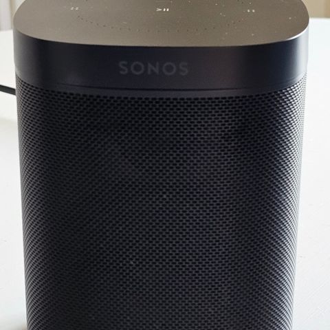 Sonos One.  Selges billig.  Ingen bruksmerker