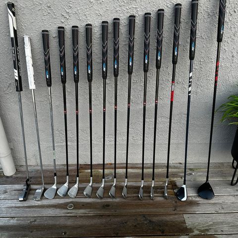 Titleist T100s, Taylormade Stealth 3 wood, Scotty Cameron, Armlock, ++ selges