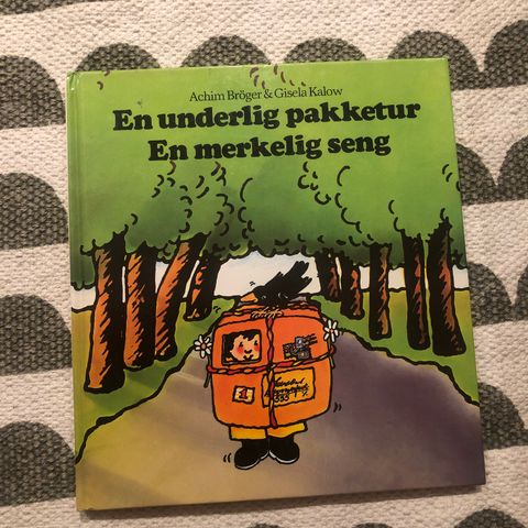 En underlig pakketur / En merkelig seng bok (hentes/sendes)