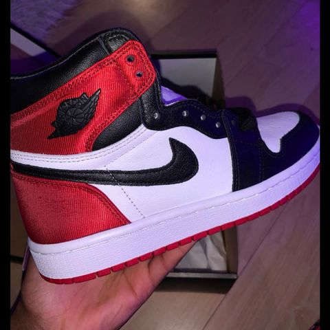 Air Jordan 1 Black satin toe strl. 37.5