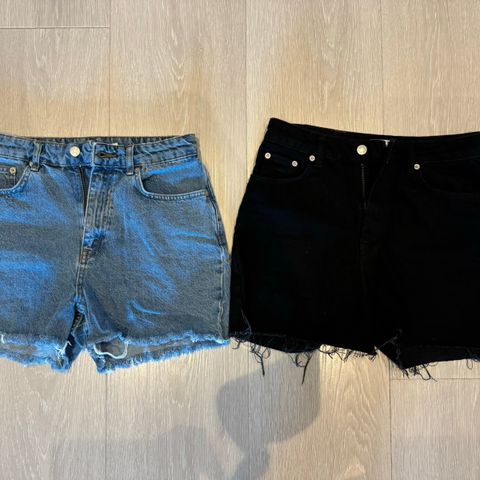 Denimshorts og svart shorts