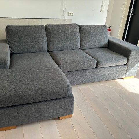 Pent brukt grå 3 seter sofa med sjeselong