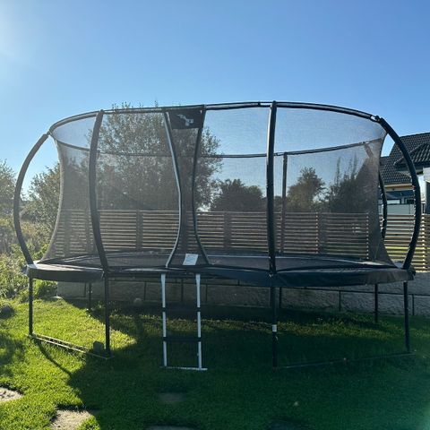 Nesten ubrukt stor trampoline