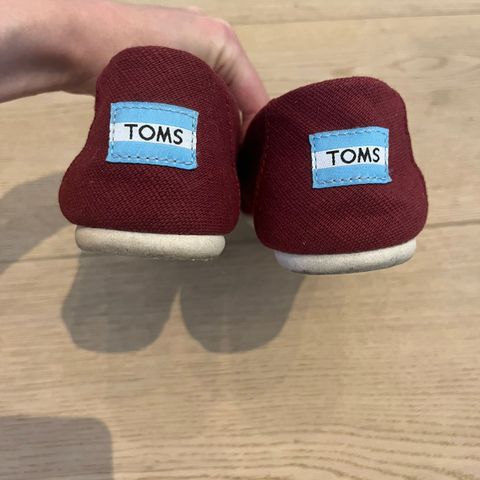 TOMS i str. 37,5.