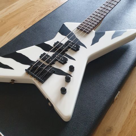 Charvel Star bassgitar 4 strenger