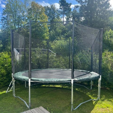 Trampoline gis bort mot henting og demontering