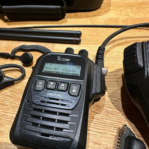 Icom D52 digital og analog jaktradio pluss headsett, håndmic, og batterikasett