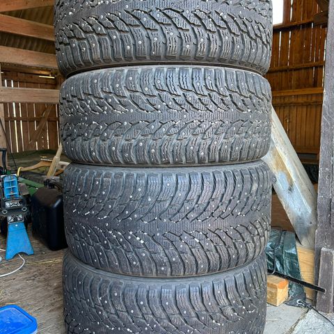 275/45R20 og 305/40R20 Nokian piggdekk