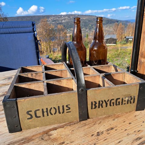 Schous Bryggeri ølkasse med to langpils