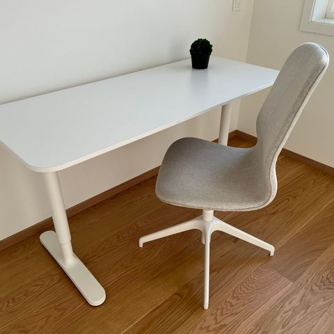 IKEA bekant skrivebord (+ Långfjäll stol)