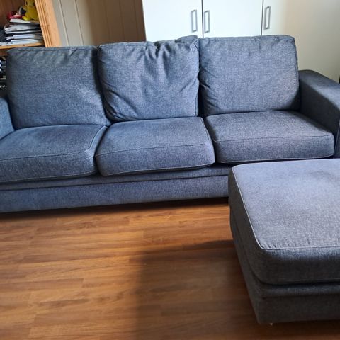 Sofa med skammel selges samlet