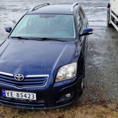 Toyota avensis 08 modell selges som hel delebil