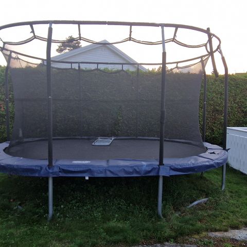 JumpKing trampoline, oval, 2,7x4 meter.