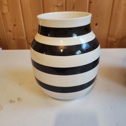 Kahler omaggio vase sorte striper mellomstørrelse