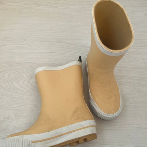 Reflex rain boots