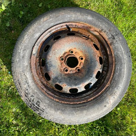 4 dekk på felg, 195/65R15. 5 bolts.