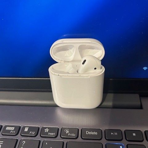 Kjøper airpods-1-generasjon til venstre øre