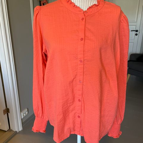 Pen bluse med fine detaljer i str. 42/44