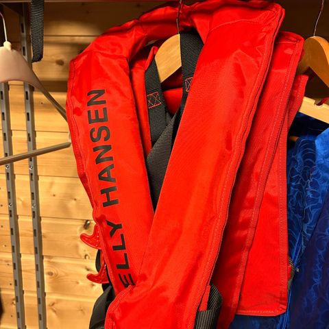 4 stk Helly Hansen redningsvester selges!