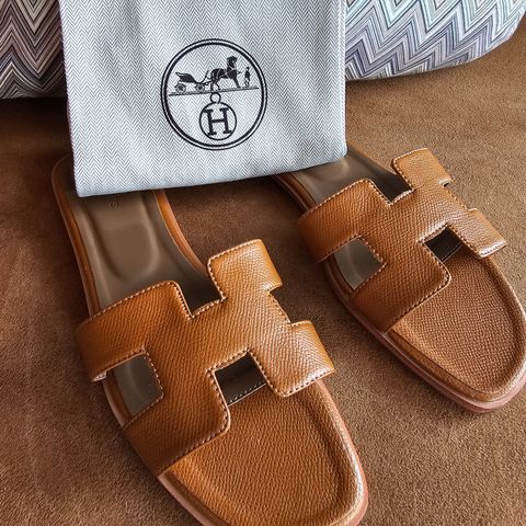 Ubrukte sandaler selges