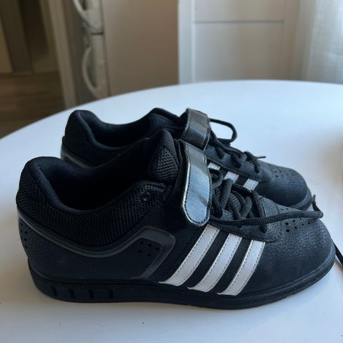 Adidas styrkeløft sko