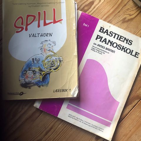 Spill valthorn bok 1 og bastiens pianoskole del 1