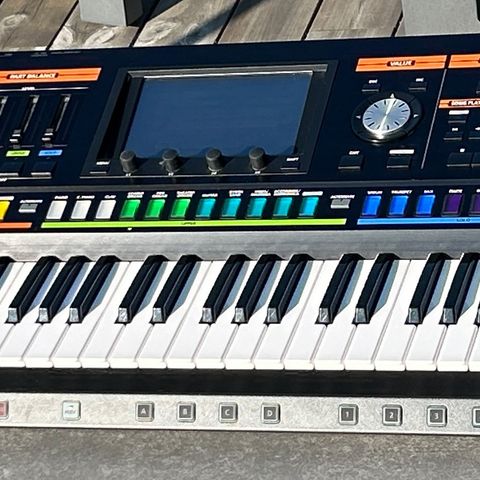 Pen Roland Jupiter 80 – Klassisk Synth til Salgs