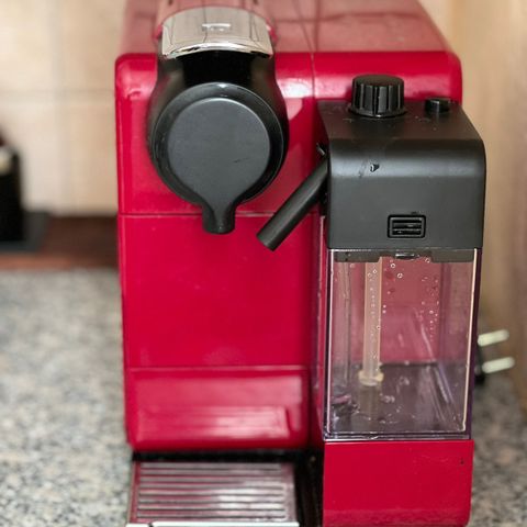 Nespresso DeLonghi kaffemaskin ( Reservert)