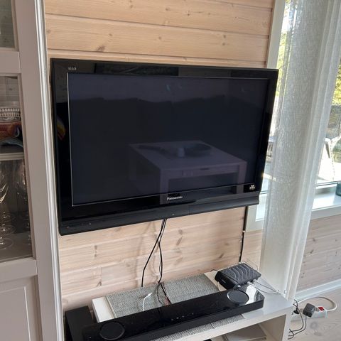 Panasonic TV 37´´(TH-37PX70EA) inkl. Veggfeste