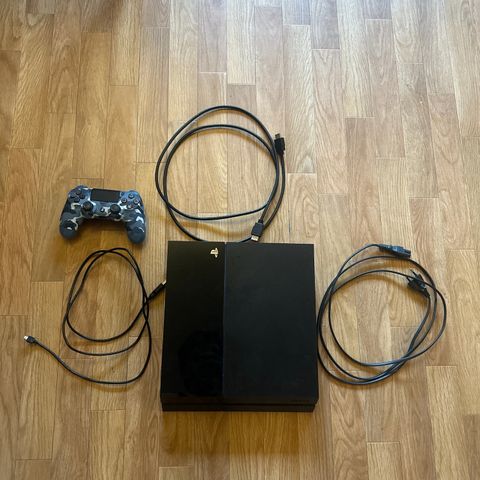 PS4 med kabler og kontroll