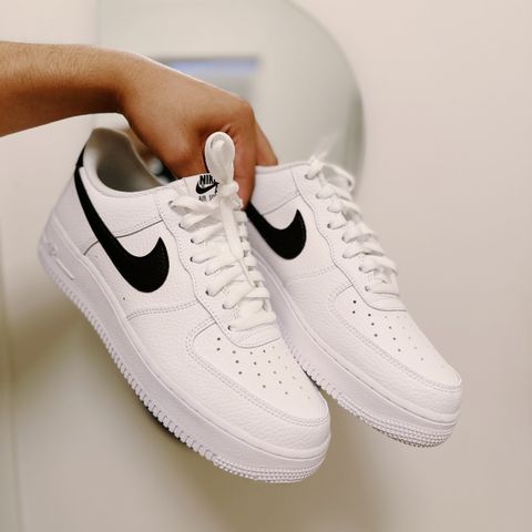 Nike AIR FORCE 1 '07  hvite, sort swoosh (NYE)