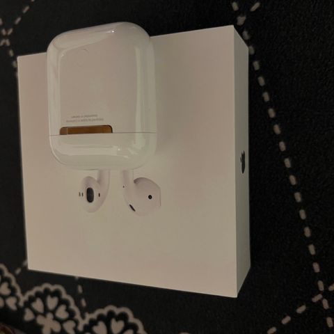 Apple airpods 2019