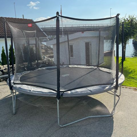 Kvalitets trampoline fra Berg til salgs, pent brukt