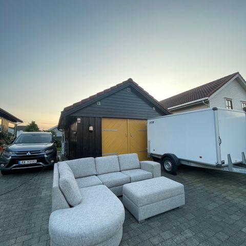 Gratis levering!🚚 Herlig hjørnesofa med puff og oppbevaring!