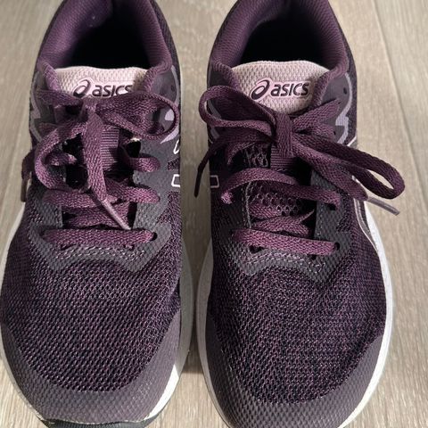 Asics lilla joggesko str 34,5