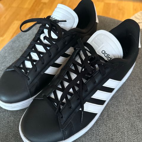 Adidas sko størrelse 44 2/3